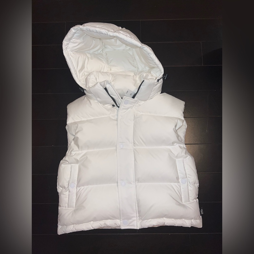 (Never worn tag still on) Aritzia Super World The Super Puff Shorty Vest